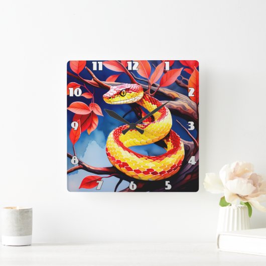Kobra mit lebendiger rot-gelber Waage in Baumkrone Quadratische Wanduhr (Zuhause)