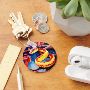 Kobra mit lebendiger rot-gelber Waage in Baumkrone Schlüsselanhänger