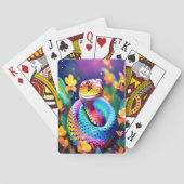 Kobraschlange mit leuchtend türkisfarbenem Rosa un Spielkarten (Rückseite)