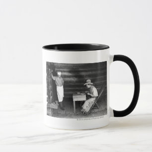 Koch, der einen Cowboy beim Kartenspiel beobachtet Tasse