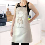 Koch Konditorei Kuchen Glitzer Tropfen Script Schürze<br><div class="desc">Hier ist ein wunderbarer Weg, um den Spaß des Backens zu ergänzen. Genießen Sie die kulinarischen Abenteuer, wenn Sie diese elegante, raffinierte, einfache und moderne Schürze tragen. Ein funkelnd Champagner-Goldkuchen mit 2-Schicht-Tropfen, handgeschriebene Kalligraphie-Schrift und handgeschriebene Typografie und Glitzer überlagern ein Imitat aus metallischem Champagner-Gold-Hintergrund. Personalisieren Sie Ihre Daten mit Ihrem...</div>