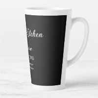 Koch mit Kochecke und Name des Restaurants
