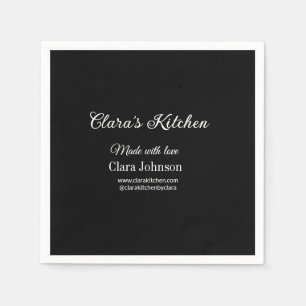 Koch mit Kochecke und Name des Restaurants Serviette
