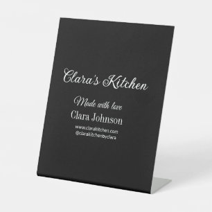 Koch mit Kochecke und Name des Restaurants Sockelschild