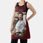 Kochen mit dunklen roten, erwachsenen Schürze der  (InSitu)