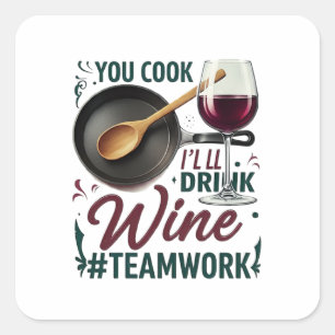 Kochen Sie, ich trinke Wein #Teamwork - Wein Lover Quadratischer Aufkleber