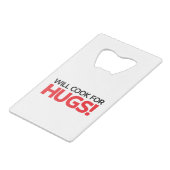 Kocht für Umarmungen Kreditkartenflaschenöffner (Vorderseite Schrägansicht)