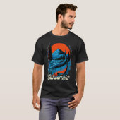 Köder und Warten Fischen Jagen Fischer Jäger See T-Shirt (Vorne ganz)