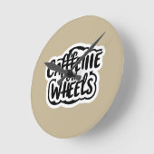 Koffein auf Rädern Runde Wanduhr (Winkel)