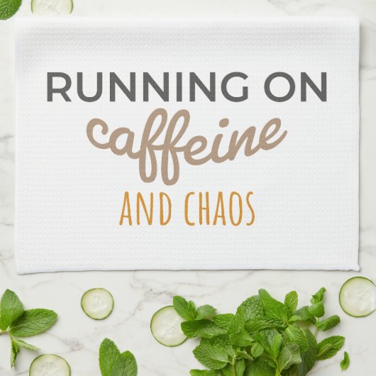Koffein und Chaos Geschirrtuch (Gefaltet)