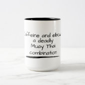 Koffein und Ellbogen, eine tödliche Kombination au Zweifarbige Tasse (Mittel)