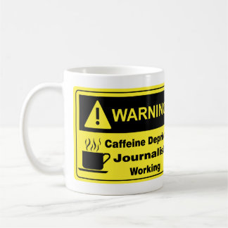 Koffein-warnender Journalist Kaffeetasse