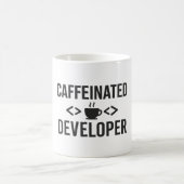 Koffeinierter Entwickler - Coding Coffee Design Kaffeetasse (Mittel)
