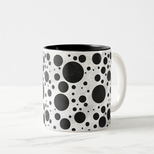 Kohl Black Polka Dot Pattern Zweifarbige Tasse (VorderseiteRechts)