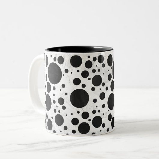 Kohl Black Polka Dot Pattern Zweifarbige Tasse (Vorderseite Links)