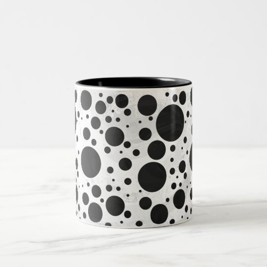 Kohl Black Polka Dot Pattern Zweifarbige Tasse (Mittel)