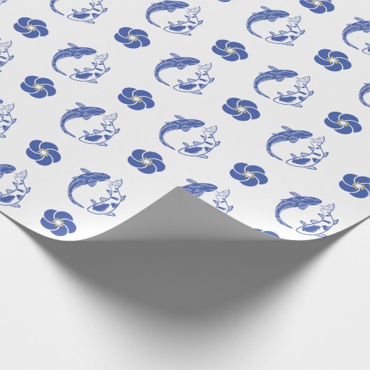 Koi Blossom Crest: Serene Blue Edition Geschenkpapier (Ecke)
