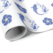 Koi Blossom Crest: Serene Blue Edition Geschenkpapier (Rolleneckpunkt)