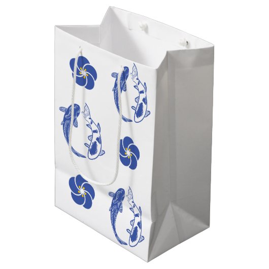 Koi Blossom Crest: Serene Blue Edition Mittlere Geschenktüte (Vorderseite Schrägansicht)