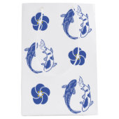 Koi Blossom Crest: Serene Blue Edition Mittlere Geschenktüte (Vorderseite)