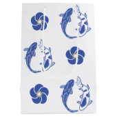 Koi Blossom Crest: Serene Blue Edition Mittlere Geschenktüte (Rückseite)