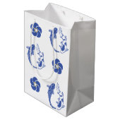 Koi Blossom Crest: Serene Blue Edition Mittlere Geschenktüte (Rückseite Schrägansicht)