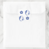 Koi Blossom Crest: Serene Blue Edition Quadratischer Aufkleber (Tasche)