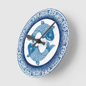 Koi Carp Fish Chinoiserie Blaues Muster Runde Wanduhr (Winkel)