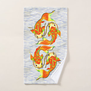 Koi Carp Fish Orange Green auf Wasser auf Handtuch