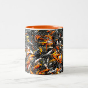 Koi carp fütternd Wahnsinn Zweifarbige Tasse