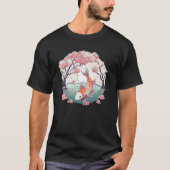 Koi Fisch im Teich schwimmen neben Kirschblüte t T-Shirt (Vorderseite)