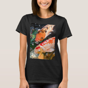 Koi-Fisch im Wasser. Bunter orangefarbener KOI-Fis T-Shirt