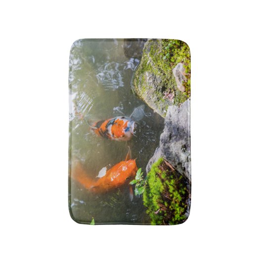 Koi-Fisch in einem Teich Badematte (Vorderseite Vertikal)