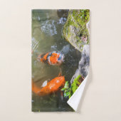 Koi-Fisch in einem Teich Badhandtuch Set (Handtuch)