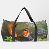 Koi-Fisch in einem Teich Duffle Bag (Vorderseite)
