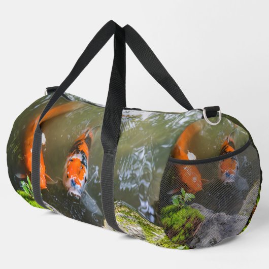 Koi-Fisch in einem Teich Duffle Bag (Rechte Ecke)