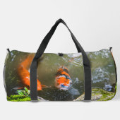 Koi-Fisch in einem Teich Duffle Bag (Rückseite)