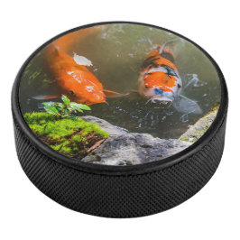 Koi-Fisch in einem Teich Eishockey Puck