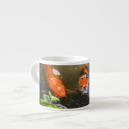 Koi-Fisch in einem Teich Espressotasse (Vorderseite Links)