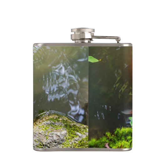 Koi-Fisch in einem Teich Flachmann (Rückseite)