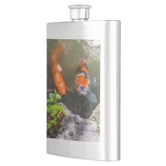 Koi-Fisch in einem Teich Flachmann (Links)