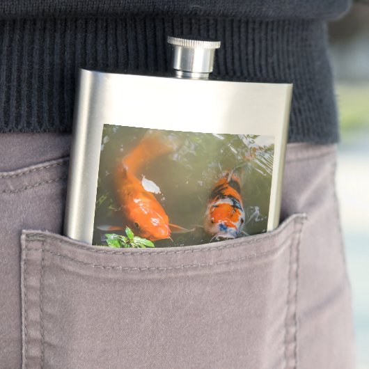 Koi-Fisch in einem Teich Flachmann (Beispiel)