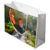 Koi-Fisch in einem Teich Große Geschenktüte (Rückseite Schrägansicht)