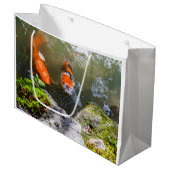 Koi-Fisch in einem Teich Große Geschenktüte (Vorderseite Schrägansicht)