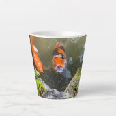 Koi-Fisch in einem Teich Milchtasse (Vorderseite)