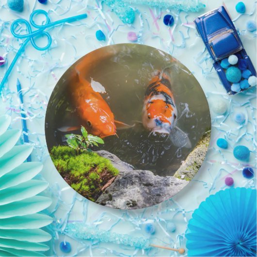 Koi-Fisch in einem Teich Pappteller (Party)