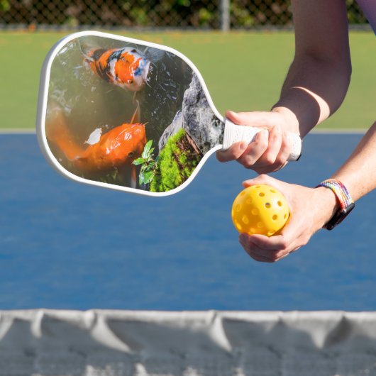 Koi-Fisch in einem Teich Pickleball Schläger (InSitu)