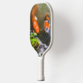 Koi-Fisch in einem Teich Pickleball Schläger (Links)