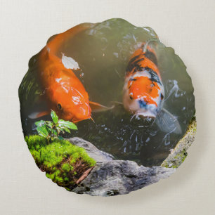 Koi-Fisch in einem Teich Rundes Kissen