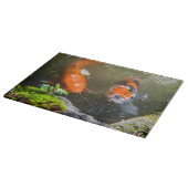 Koi-Fisch in einem Teich Schneidebrett (Ecke)
